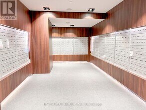 1-2501 Yorkville Ave in Toronto, ON - Building Photo - Building Photo