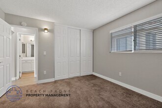 7872 Holt Dr. in Huntington Beach, CA - Foto de edificio - Building Photo