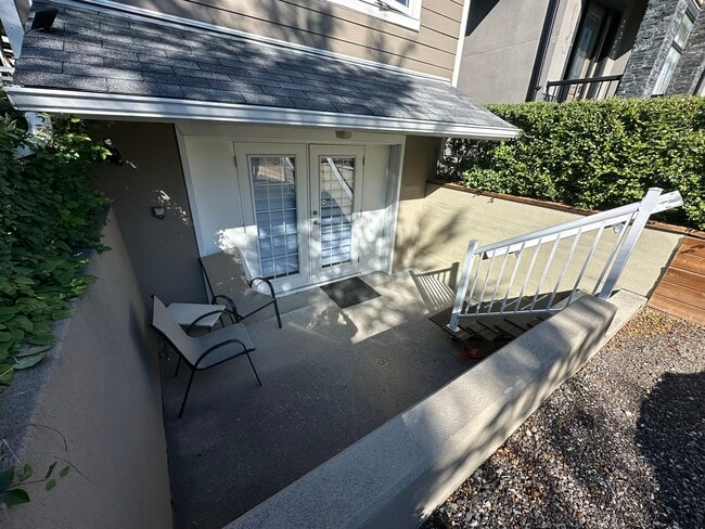 2223 Victoria Crescent NW in Calgary, AB - Building Photo - Building Photo