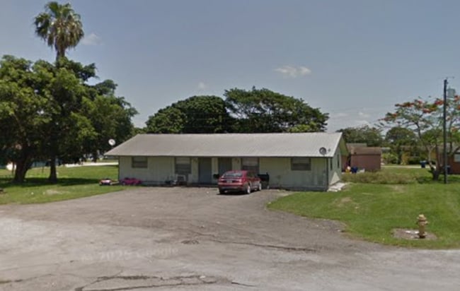 323 NW 15th St, Unit 323 in Belle Glade, FL - Building Photo - Building Photo