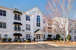102 Sunset Cir, Unit 103 in Greensboro, NC - Building Photo