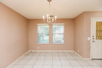 206 Stewart Dr in Hutto, TX - Foto de edificio - Building Photo