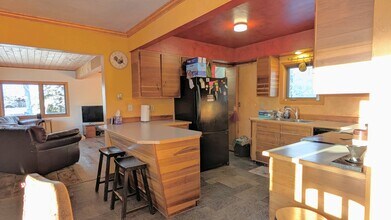 1045 Dawn Dr in Fairbanks, AK - Building Photo - Building Photo