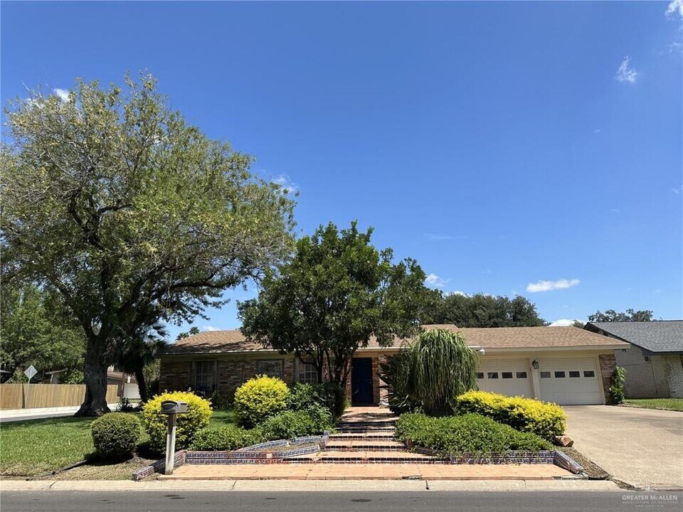 1518 Redbud Ave in McAllen, TX - Building Photo