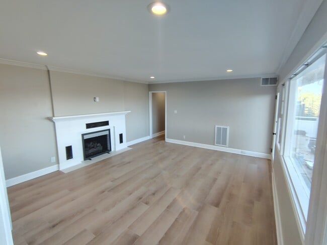 4343 Valle Dr, Unit Downstairs in La Mesa, CA - Foto de edificio - Building Photo