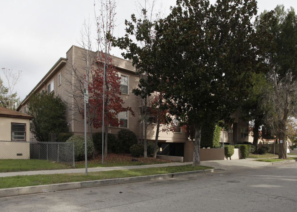 Tri Tiara Apartments in Van Nuys, CA - Building Photo