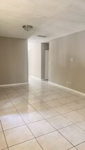 6345 Newtown Cir in Tampa, FL - Building Photo - Building Photo
