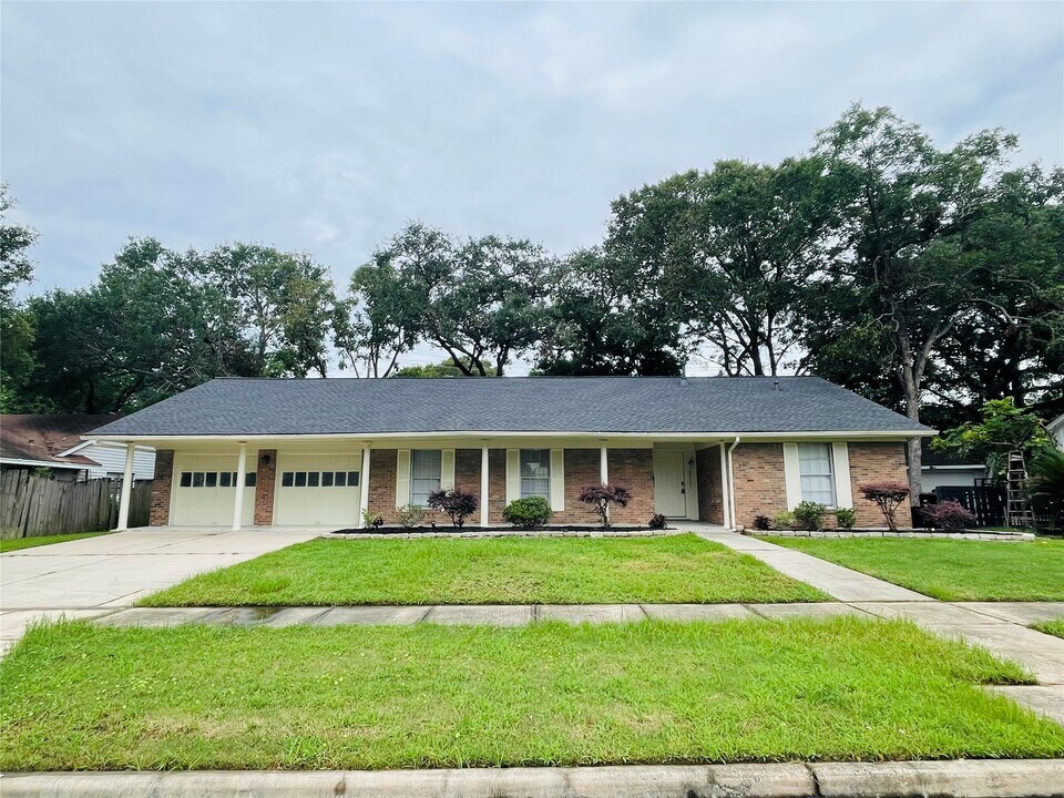 10215 Belfast Rd in La Porte, TX - Building Photo