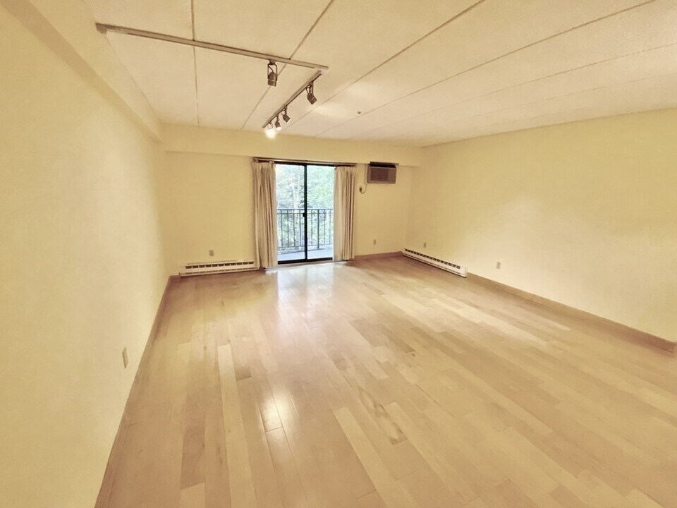 135 Pleasant St, Unit 406 in Brookline, MA - Building Photo