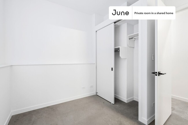 Private bedroom in 4 bed/3.5 bath Home in Chicago, IL - Building Photo - Building Photo