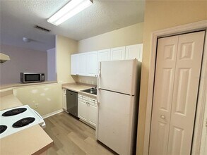 18001 Richmond Pl Dr in Tampa, FL - Building Photo - Building Photo