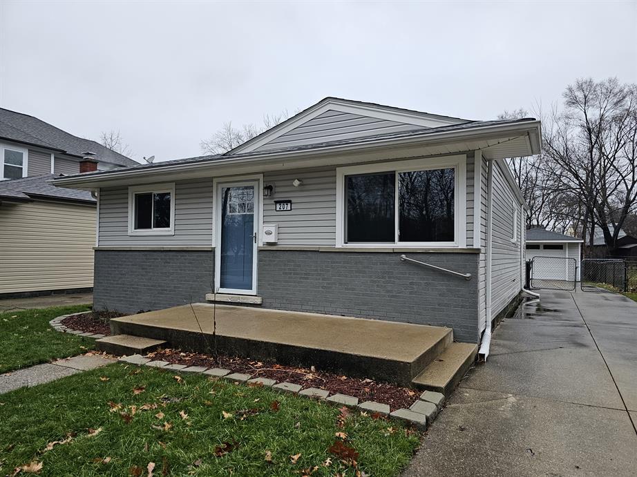 207 Detroit Ave in Royal Oak, MI - Building Photo