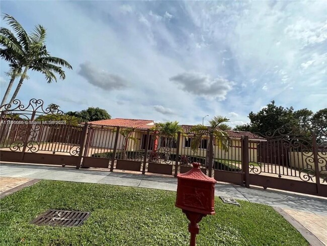 2515 SW 126th Ave in Miami, FL - Building Photo - Building Photo