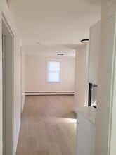 298 Washington St, Unit 298 Washington St in West Warwick, RI - Foto de edificio - Building Photo