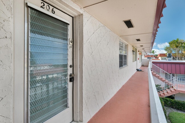 12012 Greenway Cir S in Royal Palm Beach, FL - Building Photo - Building Photo