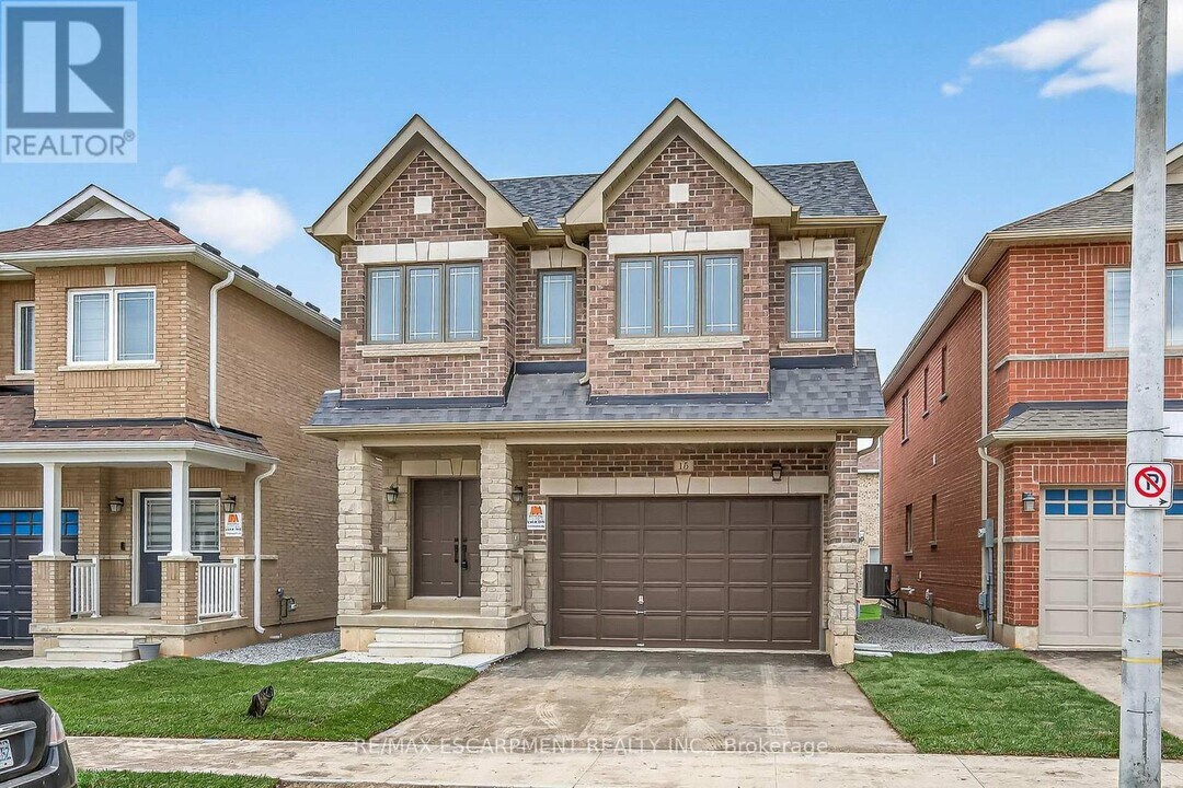 15 Huntsworth Ave in Thorold, ON - Building Photo