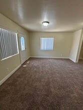 318 E 105th St in Los Angeles, CA - Foto de edificio - Building Photo