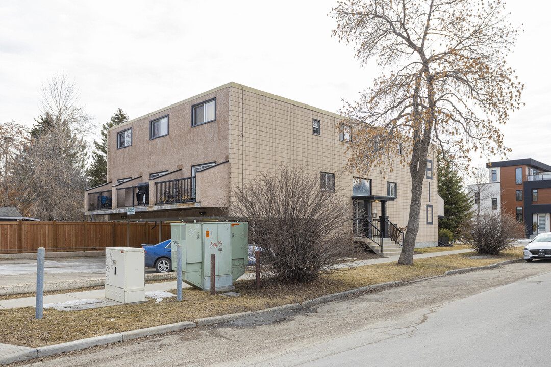 810 2 St NE in Calgary, AB - Building Photo