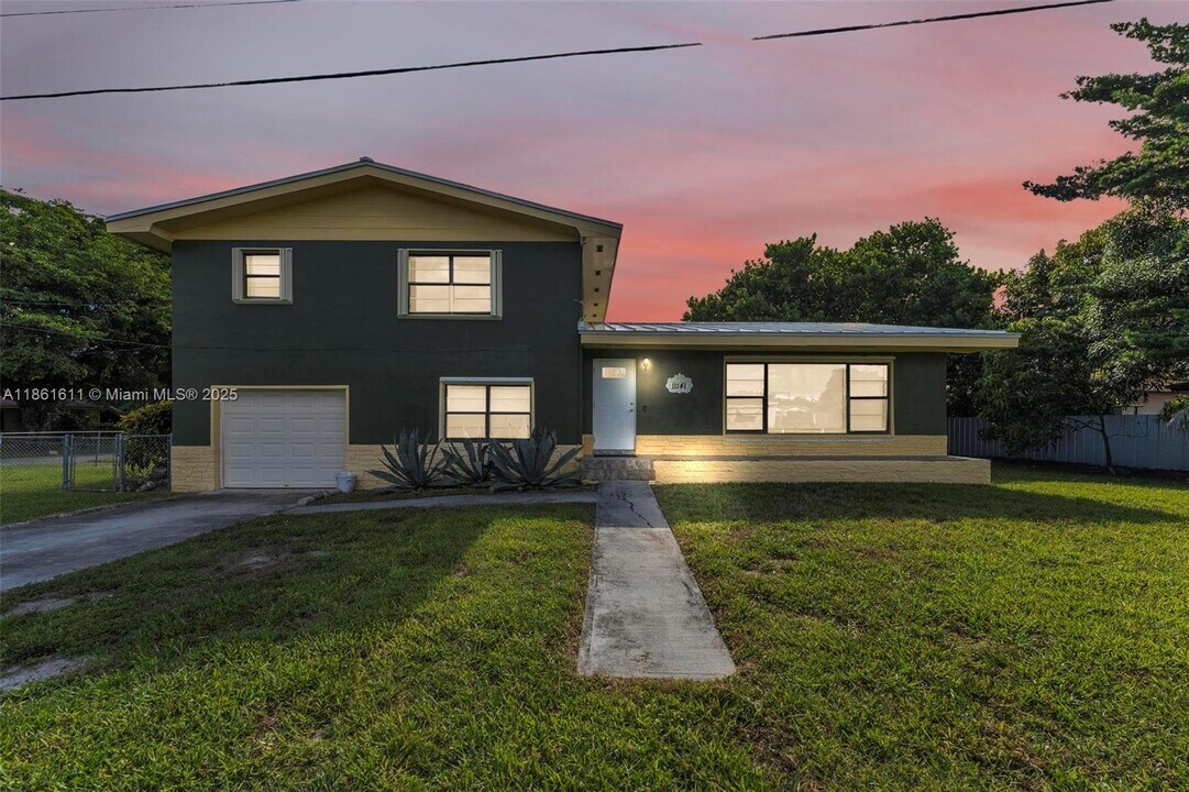 11141 NW 22nd Ct in Miami, FL - Building Photo
