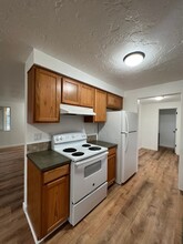 212 S 41st St in Springfield, OR - Foto de edificio - Building Photo