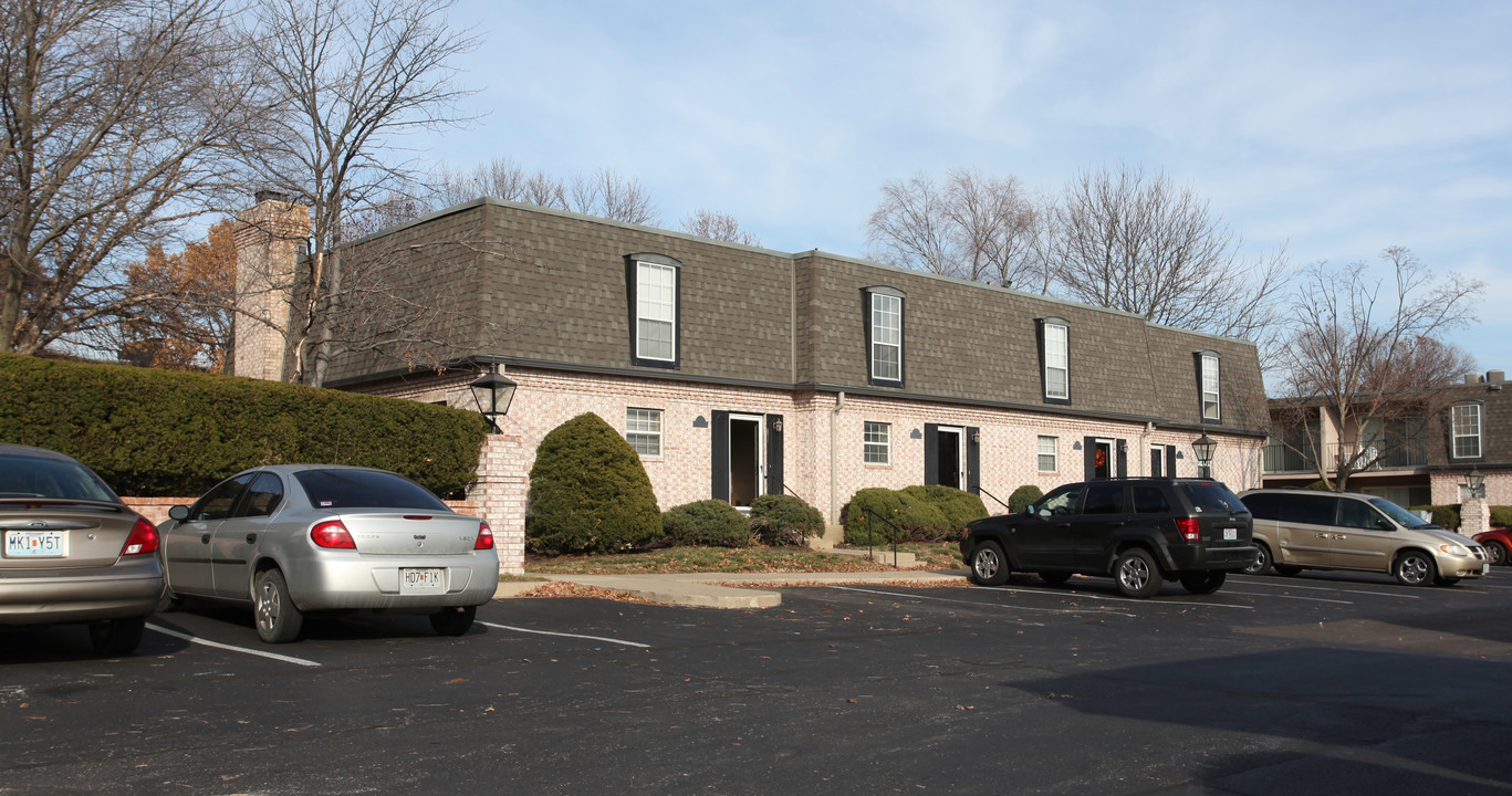 Coach House in Kansas City, MO - Building Photo