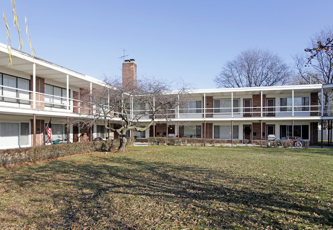 Chapoton Manor Apartments in St. Clair Shores, MI - Building Photo - Building Photo