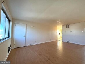 819 Creek Rd in Bellmawr, NJ - Building Photo - Building Photo