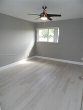 3421 NW 44th St-Unit -104 in Lauderdale Lakes, FL - Foto de edificio - Building Photo
