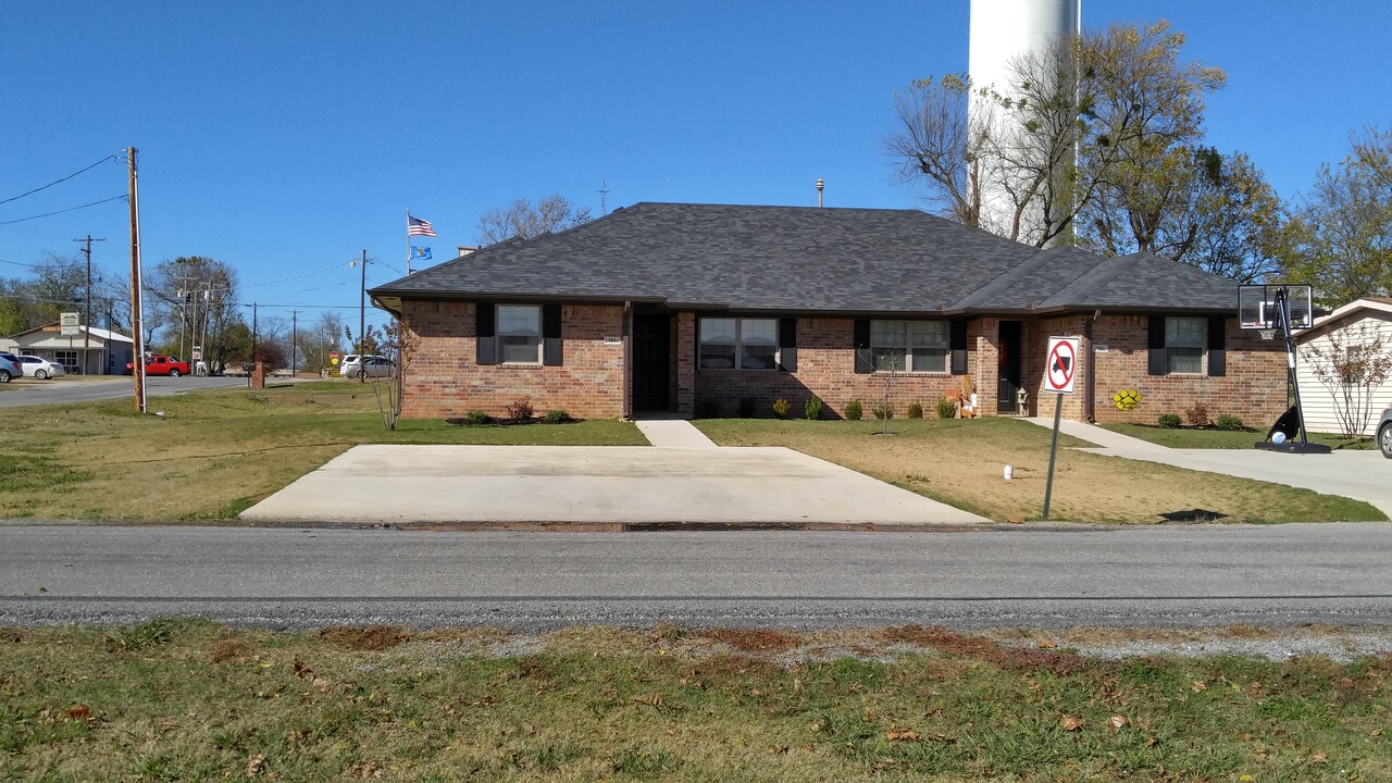 101 N 1st St in Calera, OK - Building Photo