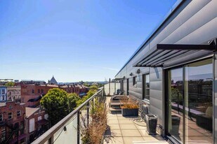 595 Pandora Av in Victoria, BC - Building Photo