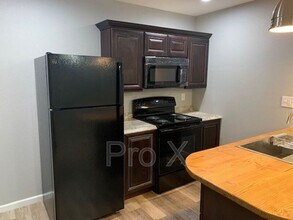 905 W 3rd St in Pittsburg, KS - Foto de edificio - Building Photo