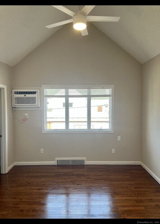 335 Meriden Rd in Waterbury, CT - Building Photo