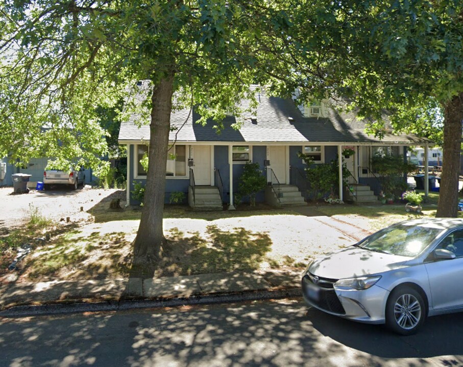 207-211 N 24th St in Springfield, OR - Building Photo