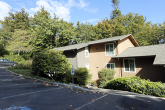 Whisperwood Apartments in Seattle, WA - Foto de edificio - Building Photo