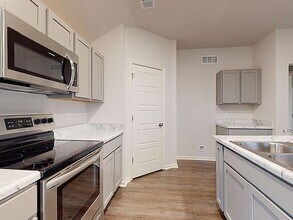 2585 E War Eagle St in Fayetteville, AR - Building Photo - Building Photo