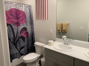 28205 Oak Perch Ct in Valley Center, CA - Foto de edificio - Building Photo