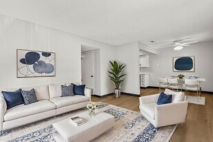 Country Hill in Cedar Rapids, IA - Building Photo