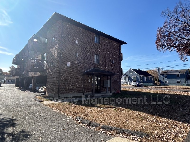 4 Twining St in Plainville, CT - Building Photo