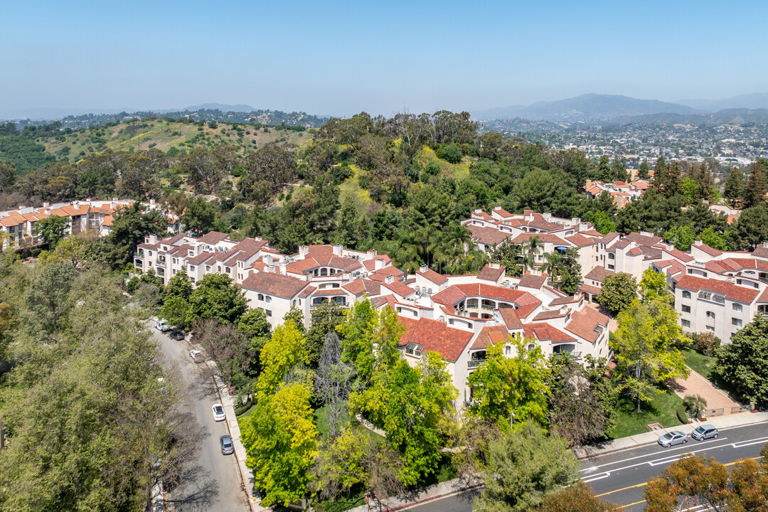 Linden Heights Condominium in Los Angeles, CA - Building Photo