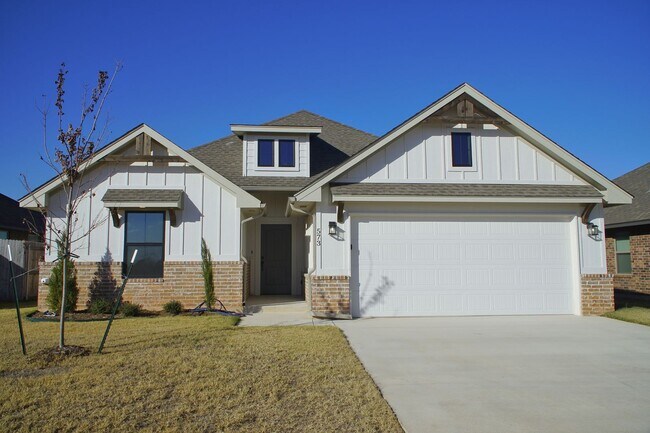 573 Grand Sycamore Dr in Goldsby, OK - Building Photo - Building Photo