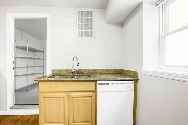 5200 Redondo Ave in Oakland, CA - Building Photo - Building Photo