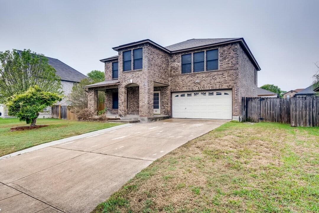 8203 Chestnut Manor Dr in Converse, TX - Building Photo