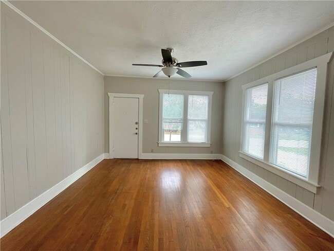 909 Bina St, Unit B in Bryan, TX - Foto de edificio - Building Photo