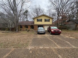 8280 Chippingham Dr in Memphis, TN - Building Photo