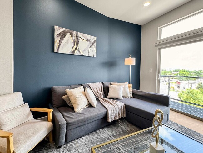 310 N Malcolm X Blvd in Dallas, TX - Building Photo - Building Photo