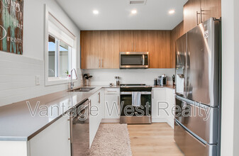 685-685 Boynton Pl in Kelowna, BC - Building Photo - Building Photo