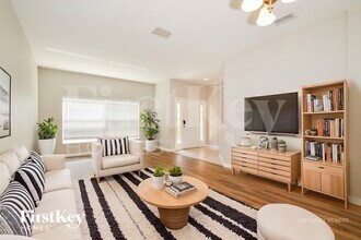 1242 Longville Cir in Tavares, FL - Foto de edificio - Building Photo