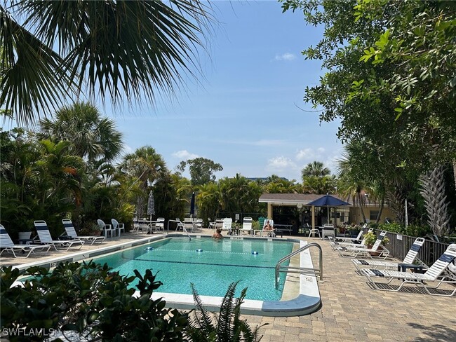 8127 Country Rd in Ft. Myers, FL - Foto de edificio - Building Photo