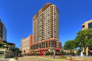 807 Davis St in Evanston, IL - Building Photo