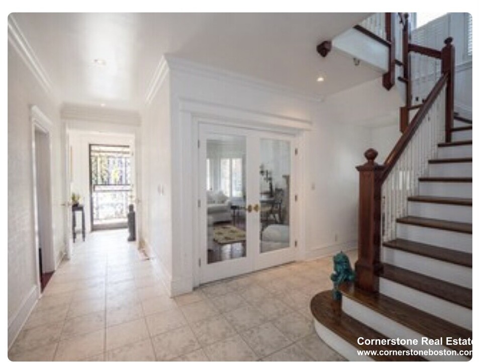 8 Howes St, Unit 3 Howes unit 1 in Boston, MA - Building Photo